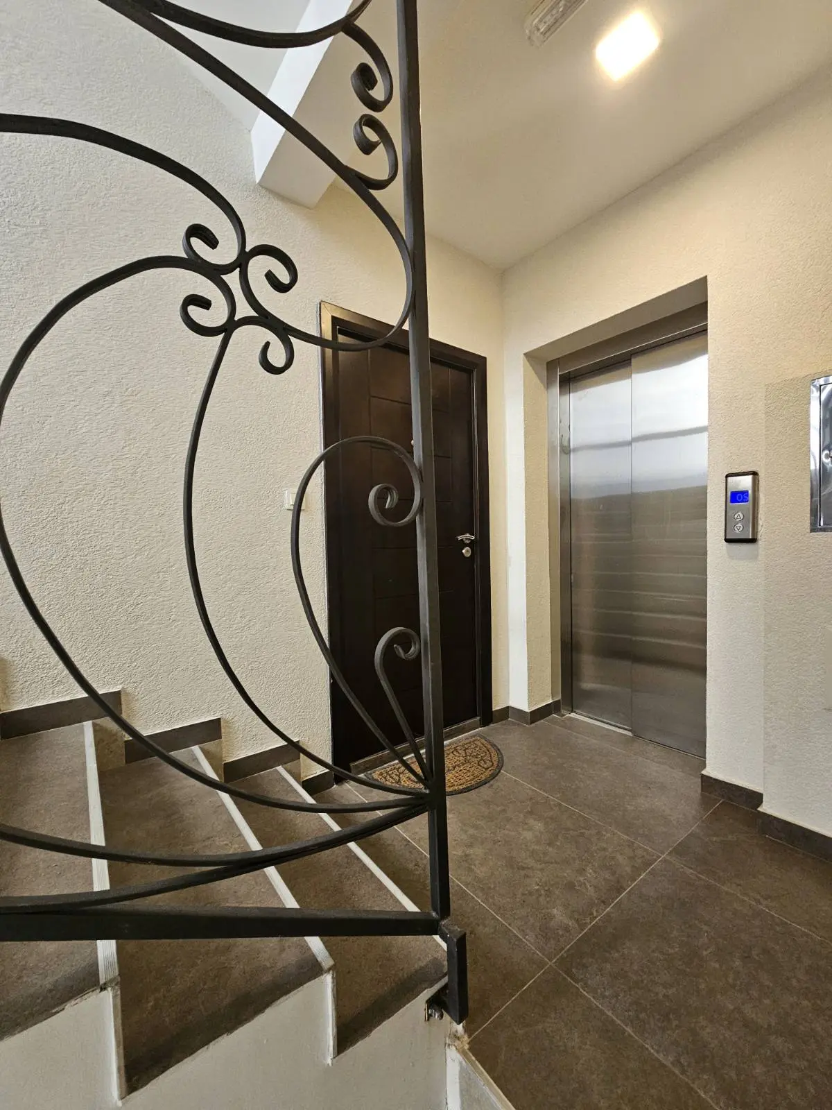 Zgrada u kojoj sestan nalazi posjeduje lift