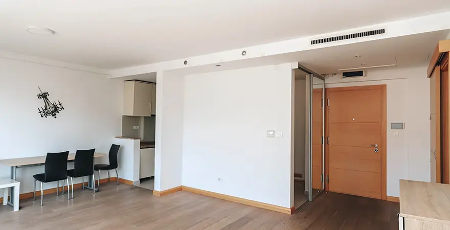 Dio dnevnog boravka sa trpezarijom i poluodvojenom kuhinjom