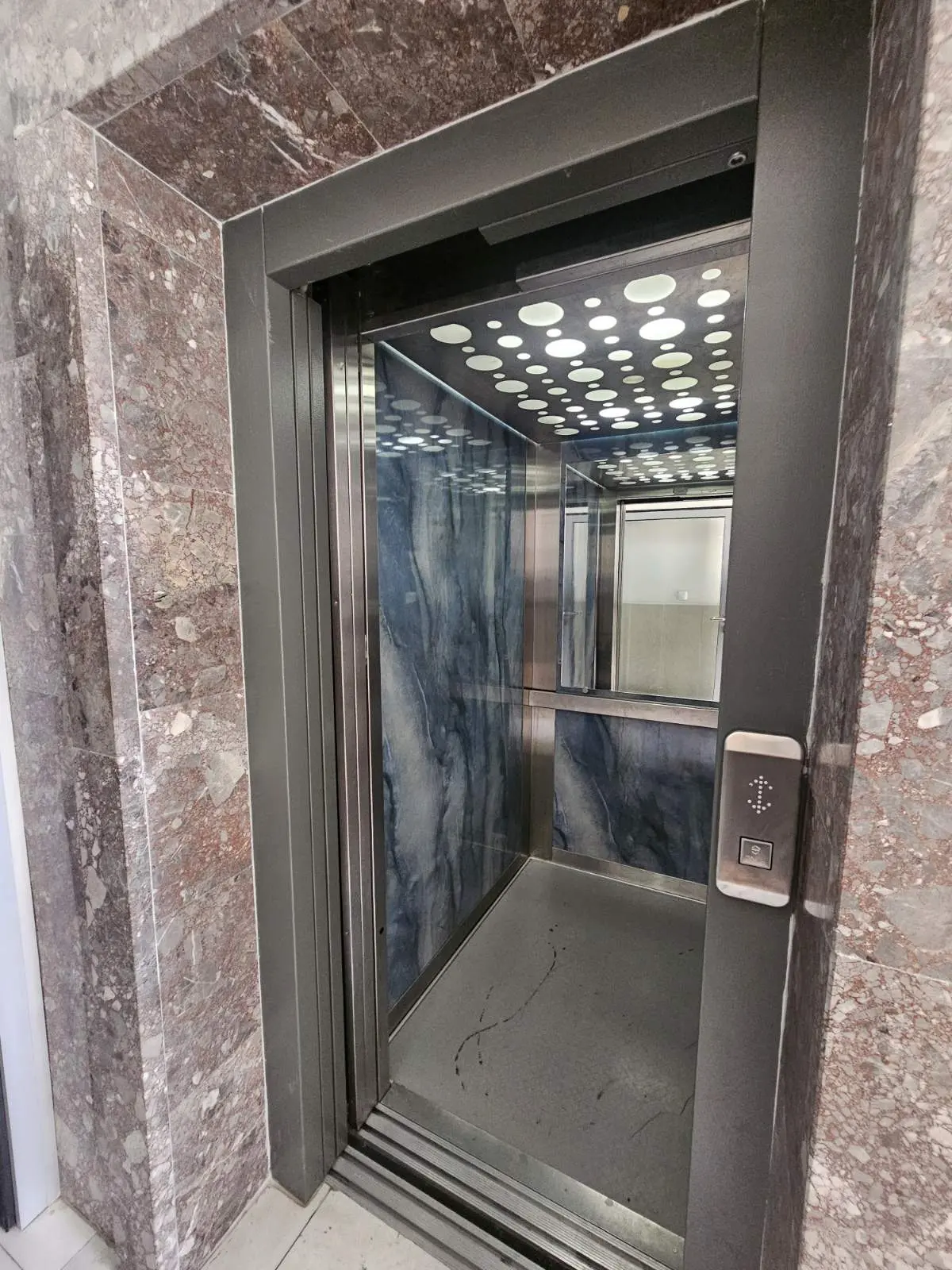 Zgrada posjeduje lift