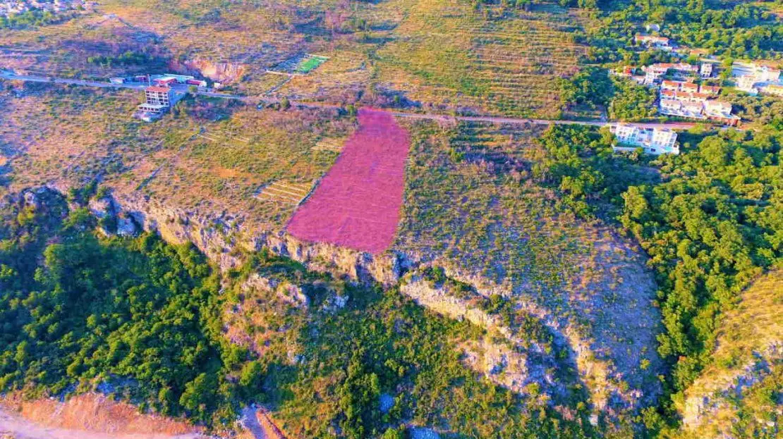 Nalazi se uz samu liticu mora u blizini buduceg projekta Smokva Bay