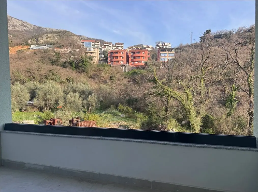 Posjeduje pogled na zelenilo sa terase