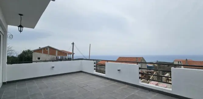 Terasa sa koje se pruza otvoren pogled na more