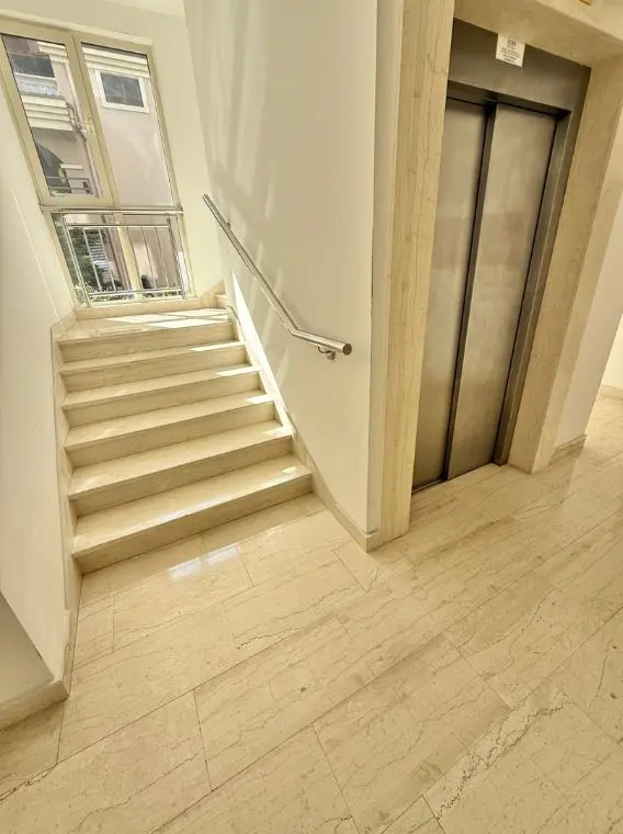 Zgrada posjeduje lift