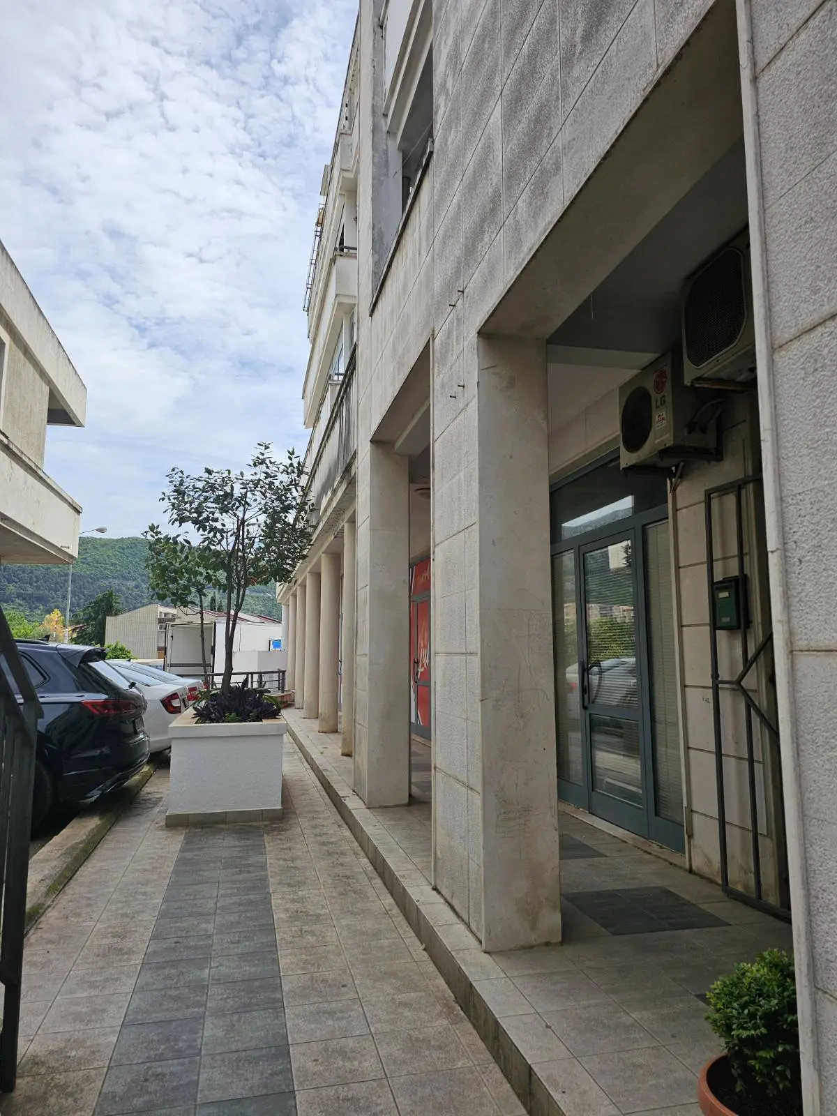 U istoj zgradi se nalazi vise poslovnih prostora