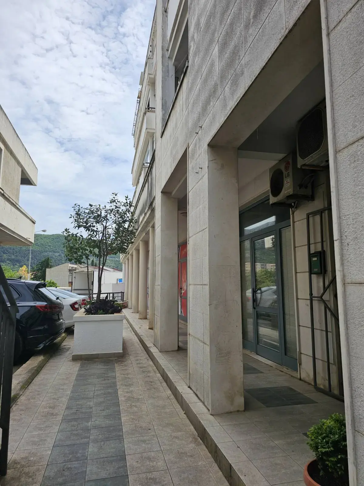 U istoj zgradi se nalazi vise poslovnih prostora