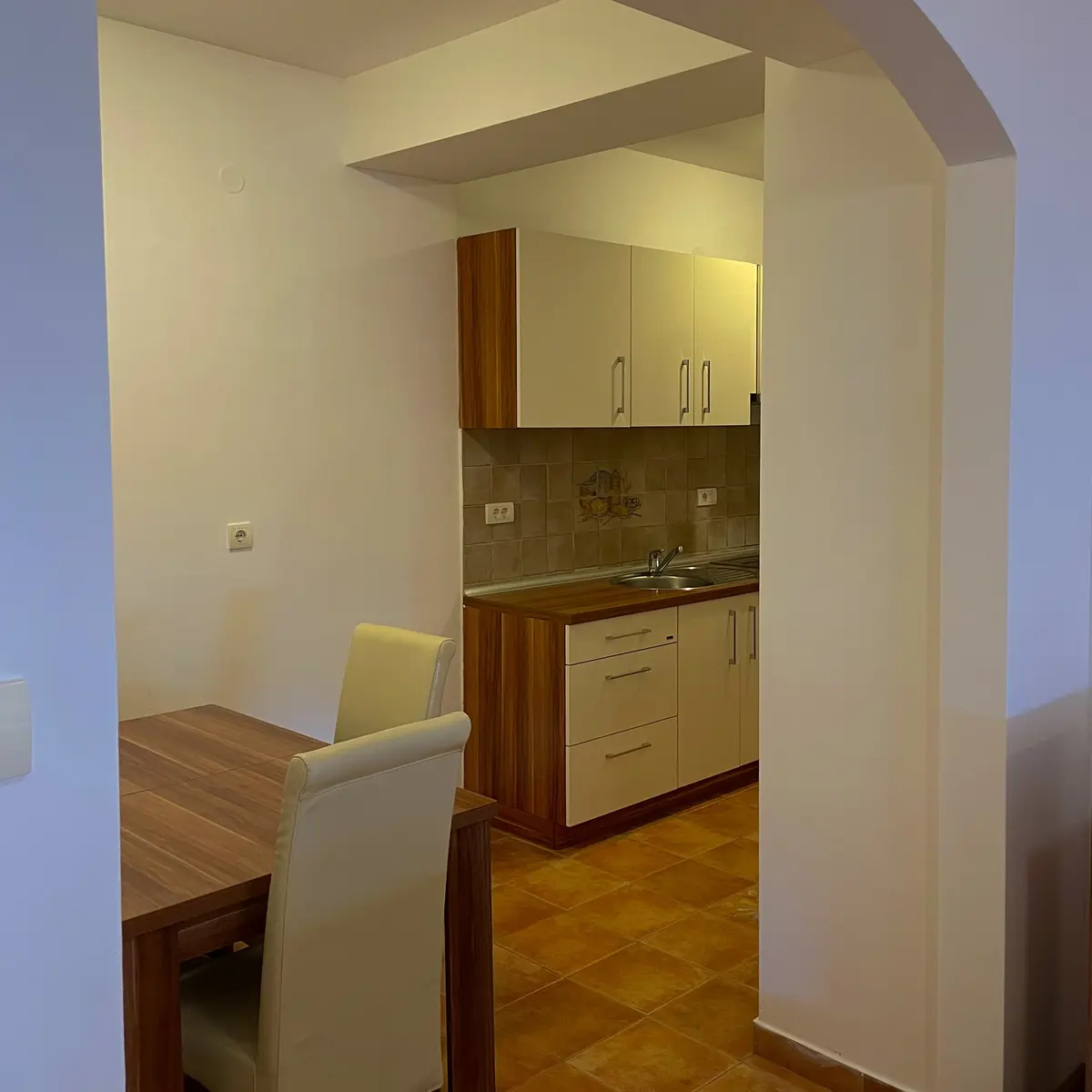 Kuhinja i trpezarija su odvojeni od dnevnog boravka