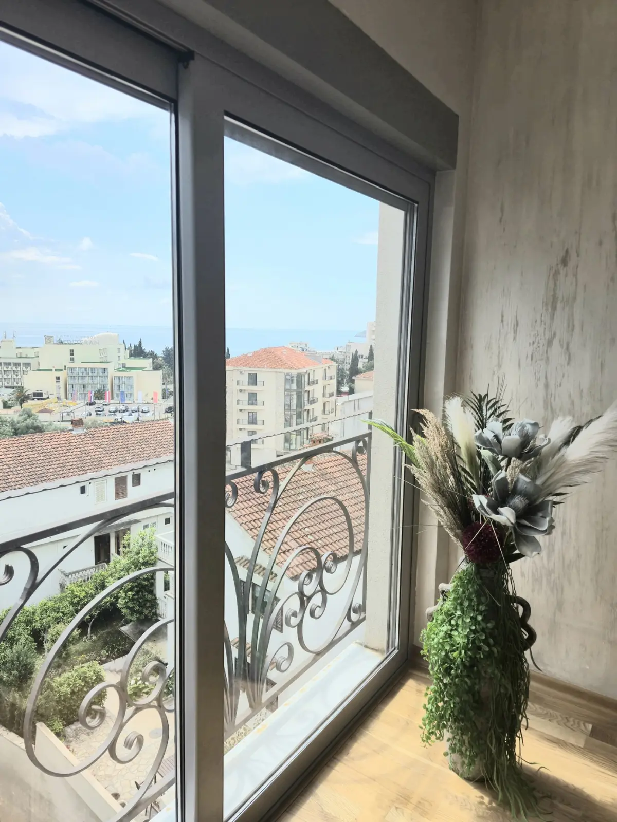 Stan iz svake prostorije posjeduje pogled na more