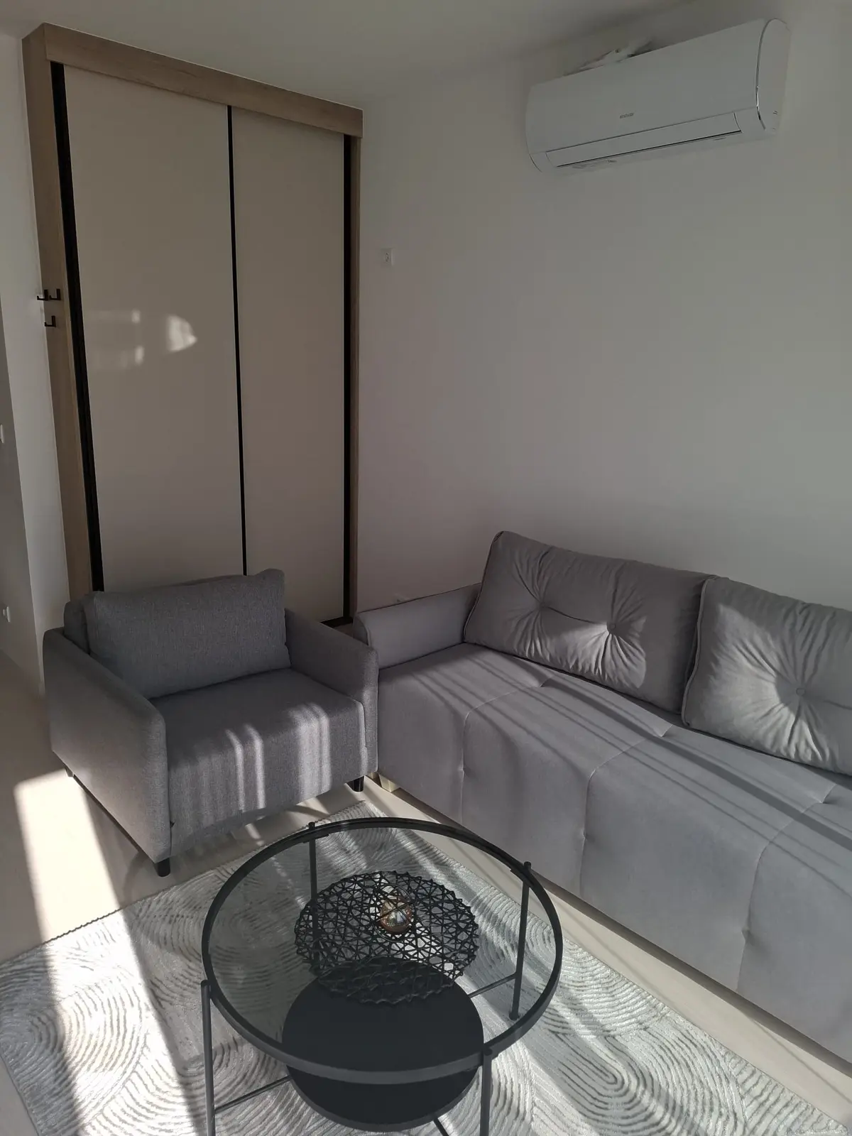 Dnevni boravak posmatrano sa terase