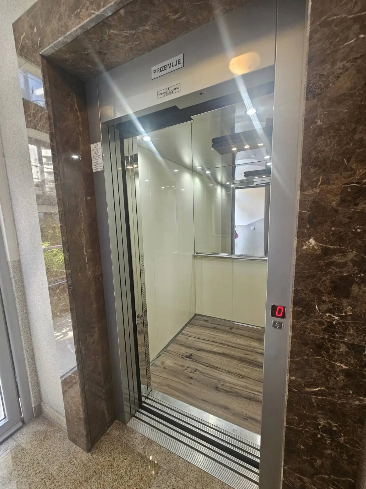 Zgrada posjeduje lift