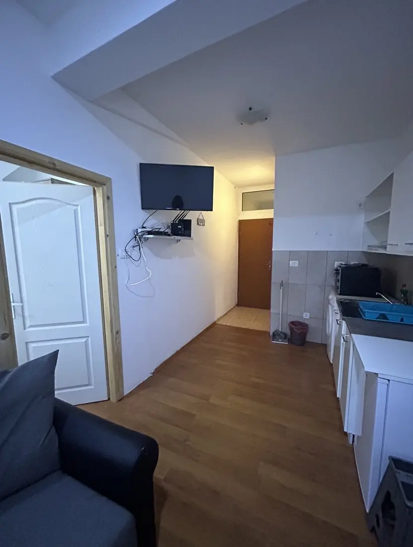 Dio dnevnog boravka sa kuhinjom i trpezarijom