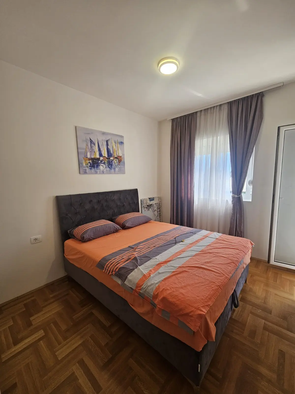 Spavaca soba posmatrano sa ulaznih vrata