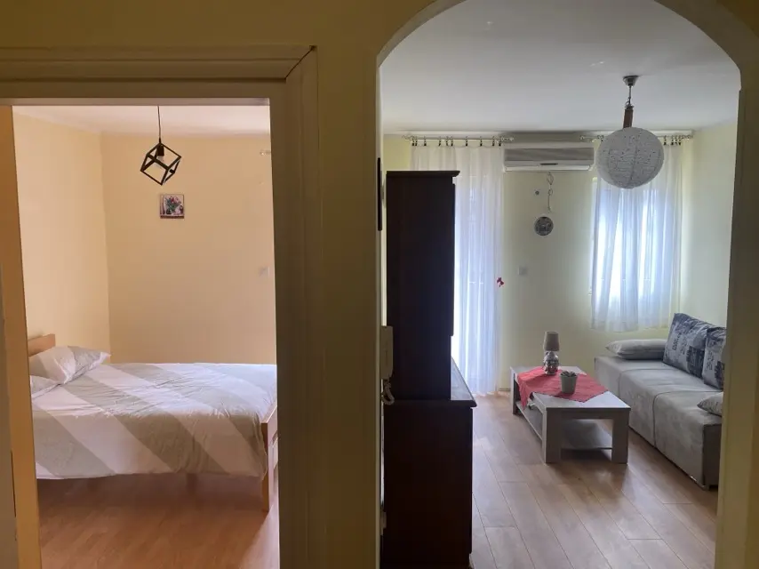 Iz hodnika lijevo se ulazi u spavacu sobu a desno u dnevni boravak