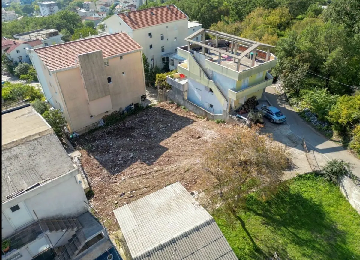 Zemljiste zauzima povrsinu od 500m2 