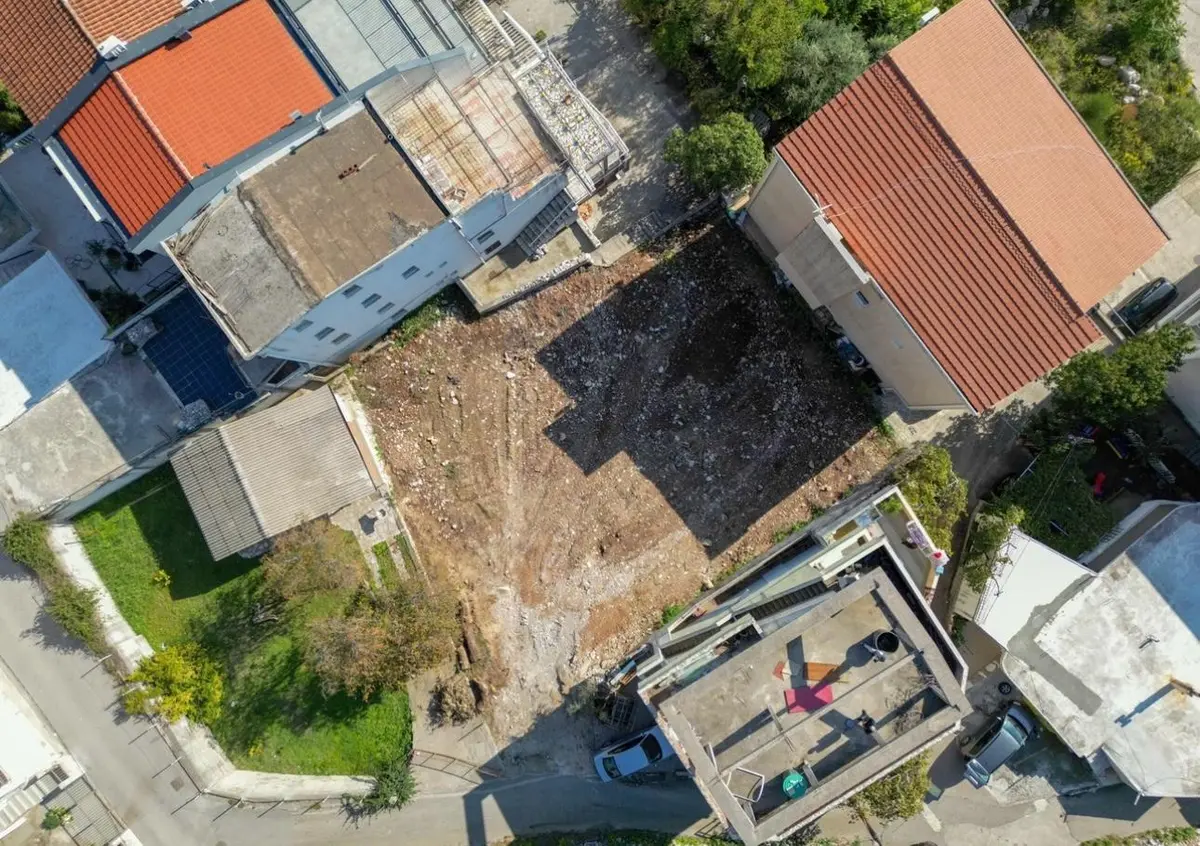 Na njemu postoji mogucnost  izgradnje objekta spratnosti G+P+2S