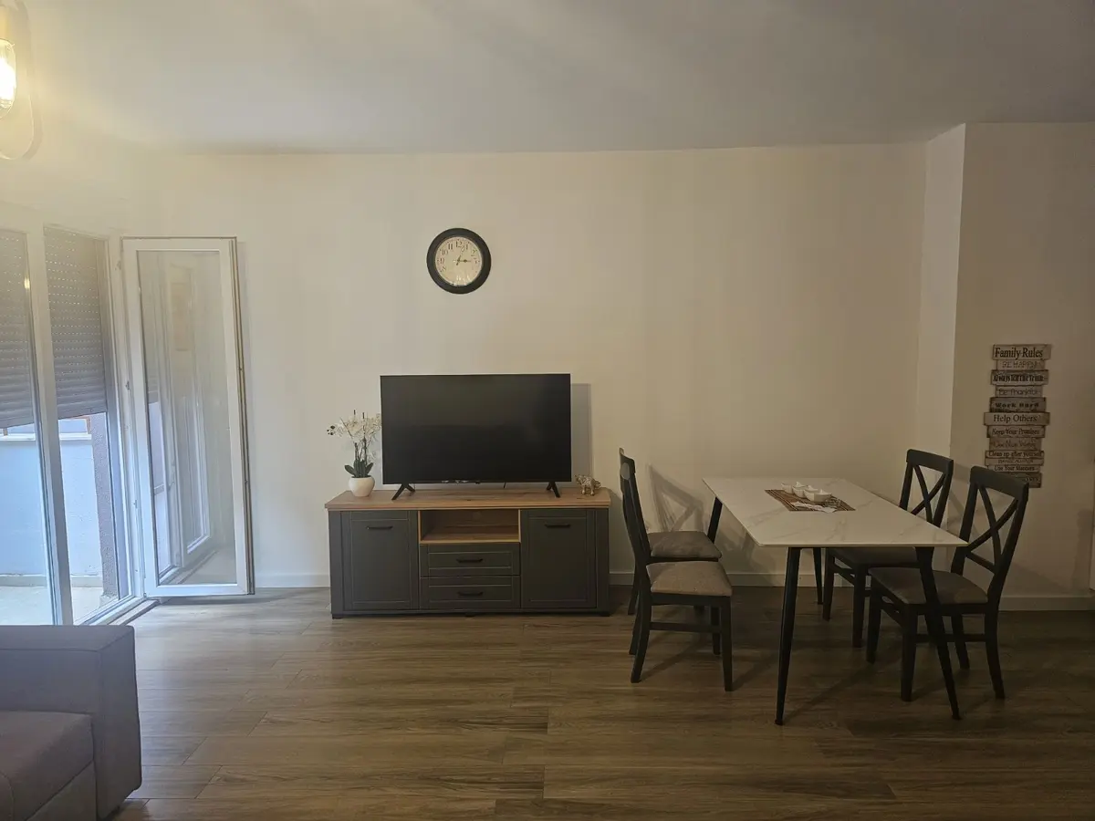 Dio dnevnog boravka sa trpezarijom