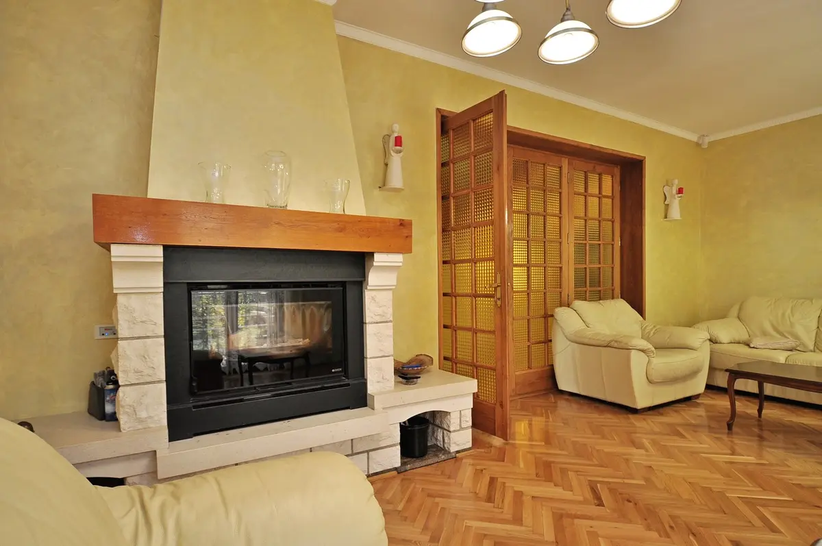 U   dnevnom boravku 1 nalazi se kamin