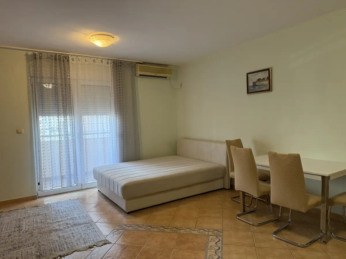 U sklopu dnevnog boravka se nalazi i spavaci dio