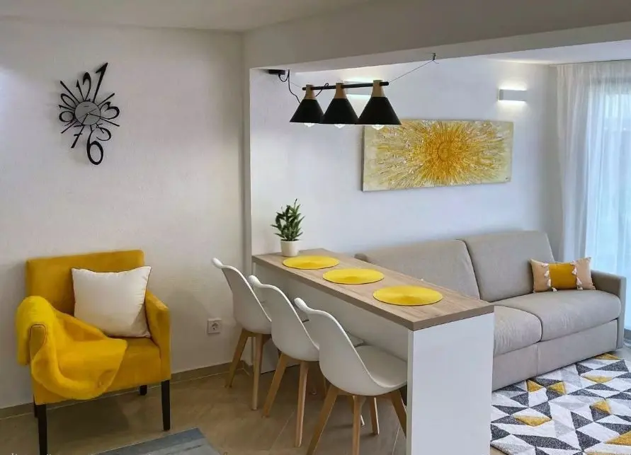 Dnevni boravak sa kuhinjom i trpezarijom u jednom od apartmana