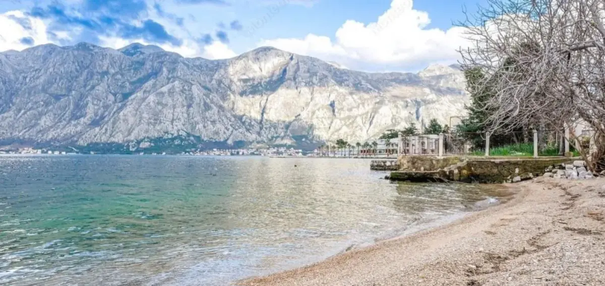 Kuca se nalazi na samoj obali mora