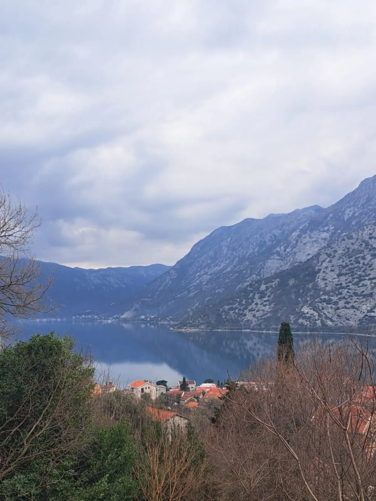 Sa placa se pruza prelijep pogled na more