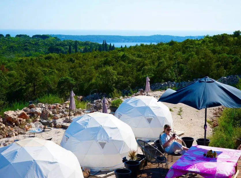 U dvoristu kuce senalazi pet glamping kucica povrsine od po 20m2