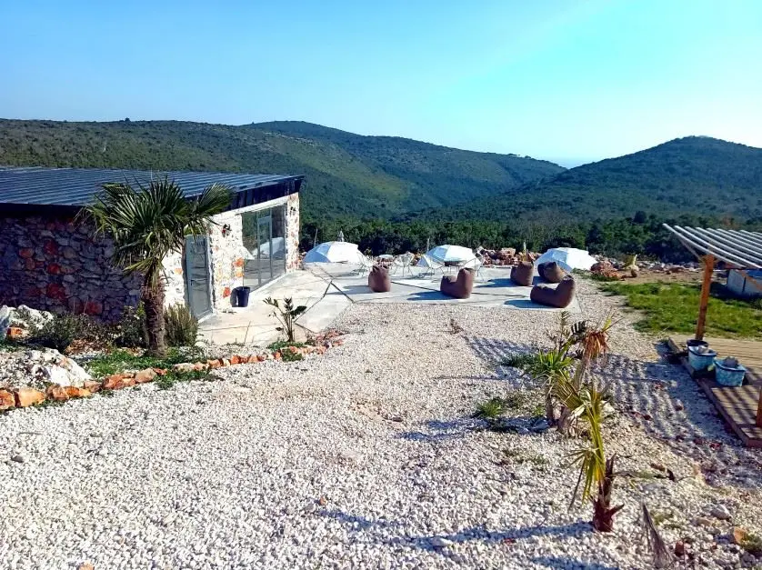 Nalazi se na zemljistu povrsine 2000m2