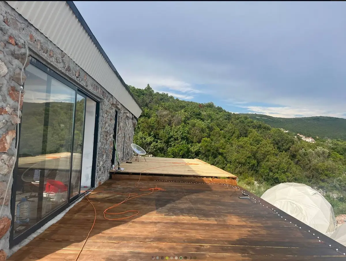 Vila posjeduje veliku pergolu povrsine 40m2