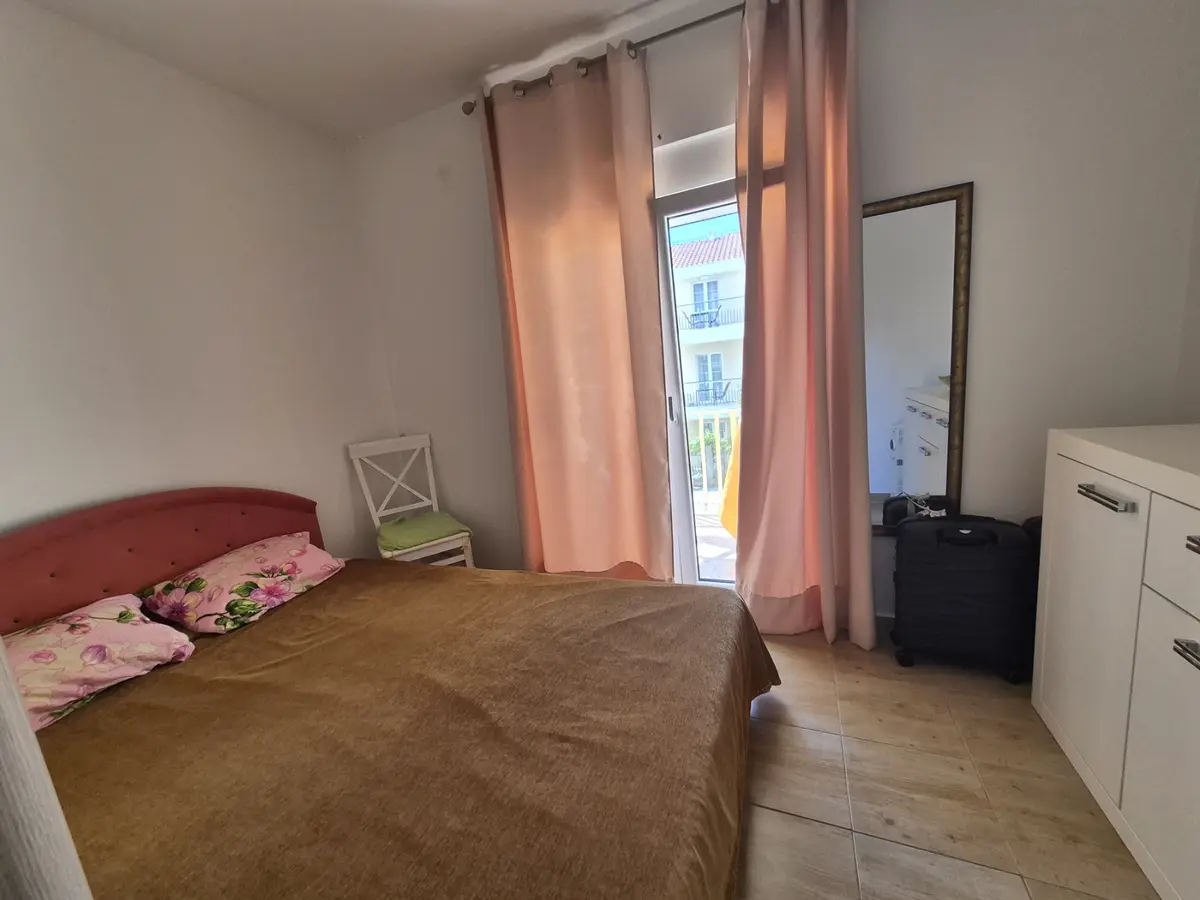 Spavaca soba posmatrano sa ulaznih vrata