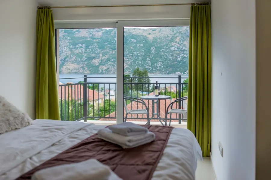 Jedna od postojecih sest spavacih soba