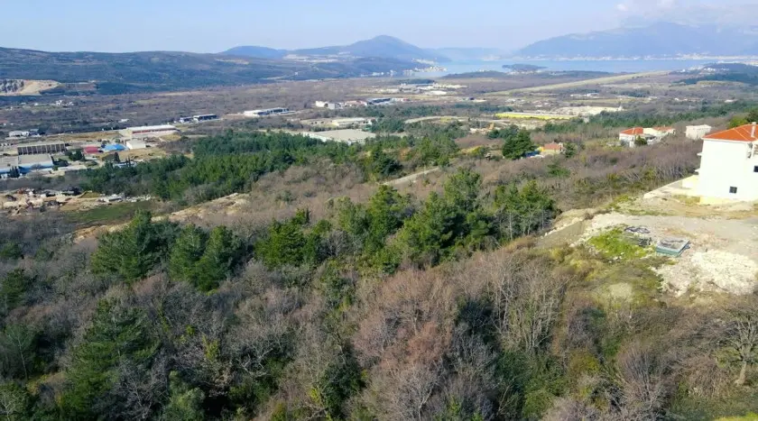 Na njemu je dozvoljena izgradnja stambenog objekta spratnosti P+1+PK