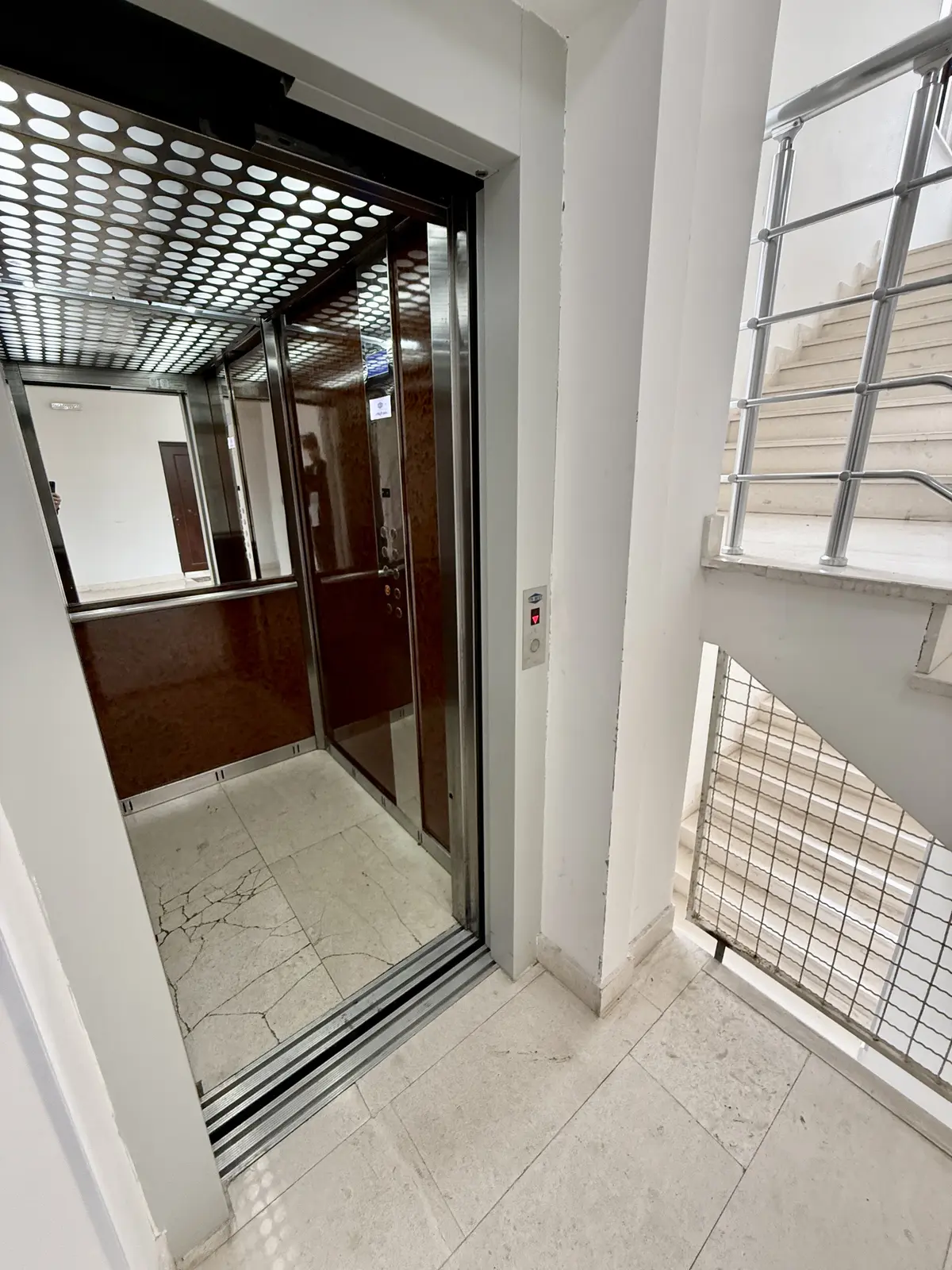 Zgrada posjeduje lift