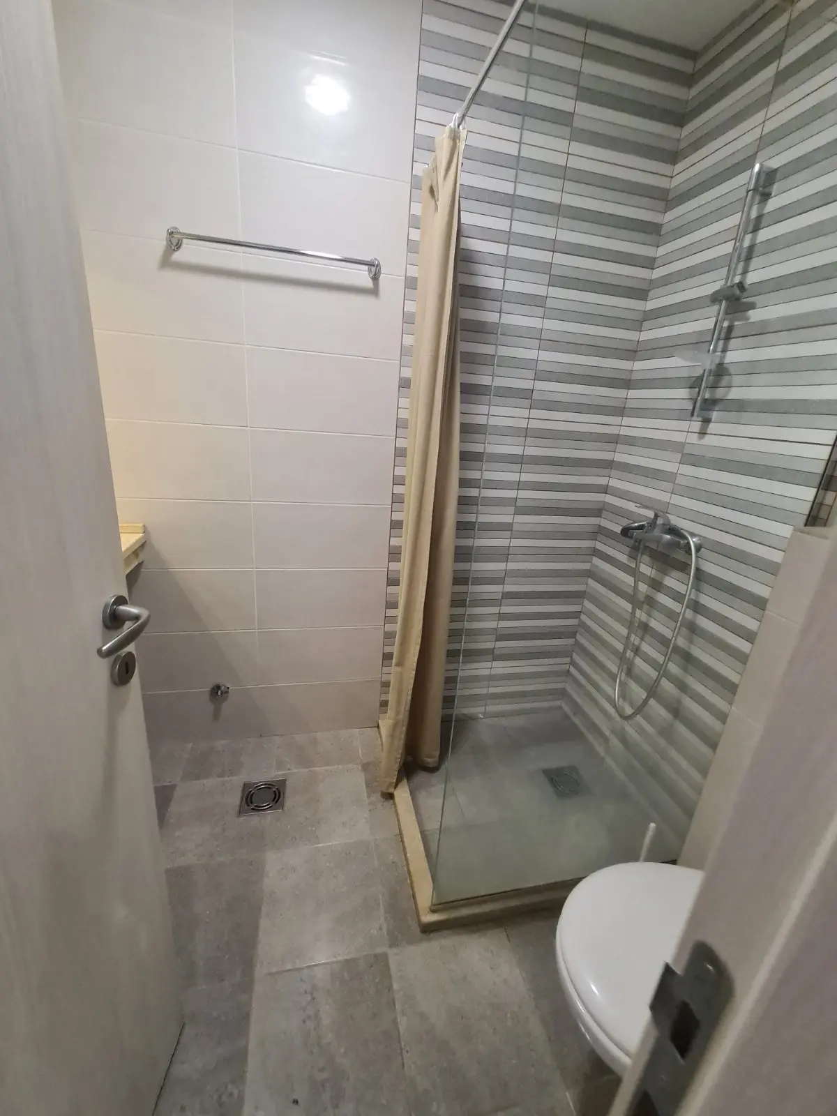 Dio kupatila sa tus kabinom