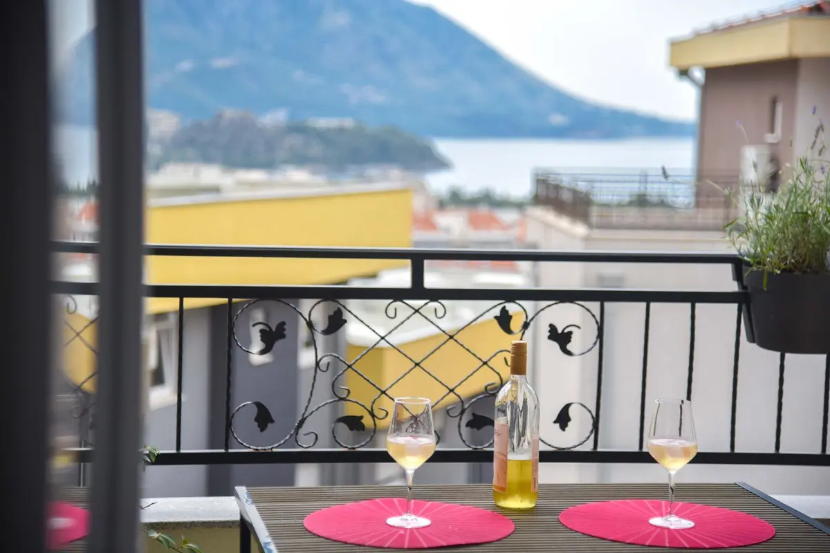 Sa terase se pruza pogled na more Sa terase se pruza pogled na more