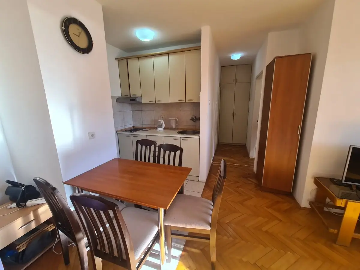 Kuhinja sa trpezarijom u jednom stanu