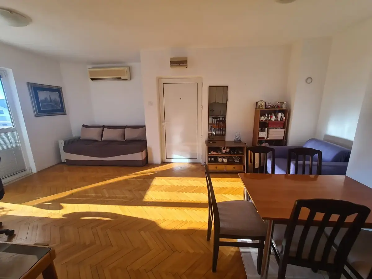 Dnevni boravak u jednom stanu