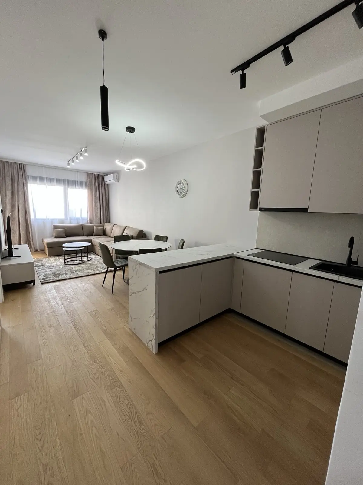 Dnevni boravak sa kuhinjom i trpezarijom