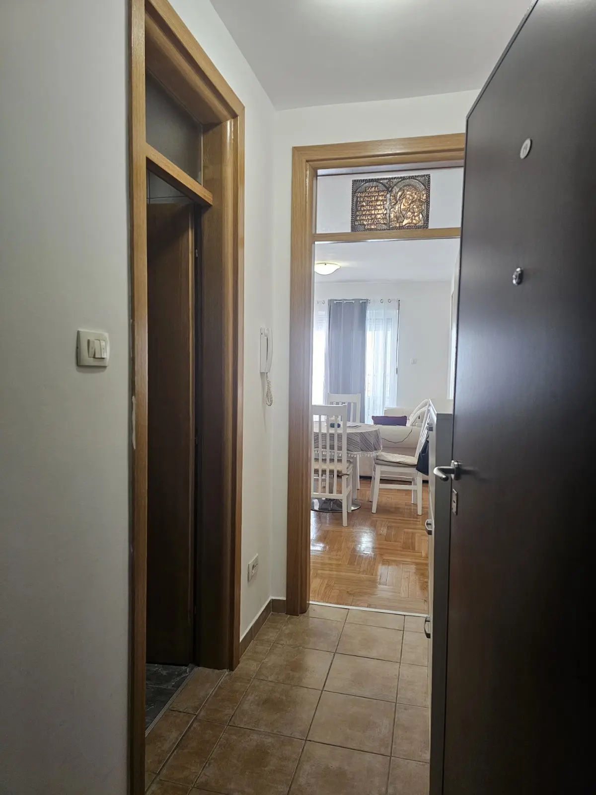 Hodnik i ulaz u stan