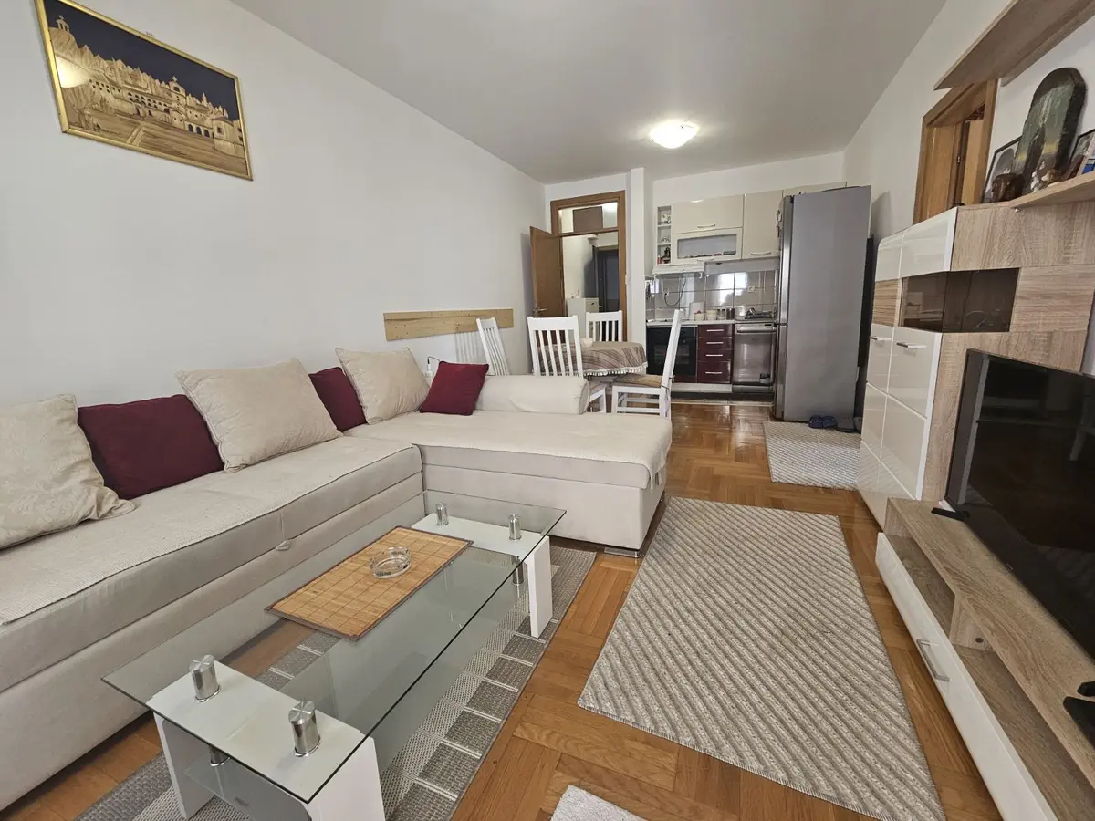 Dnevni boravak posmatrano sa terase