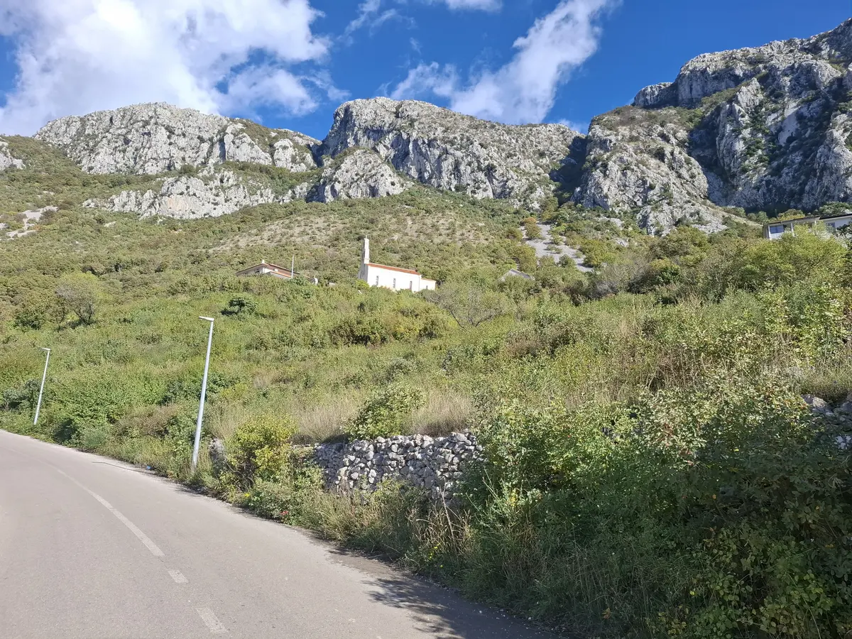 Moguca je izgradnja 3-5 objekata turisticke namjene spratnosti S+P+1 prema UTU