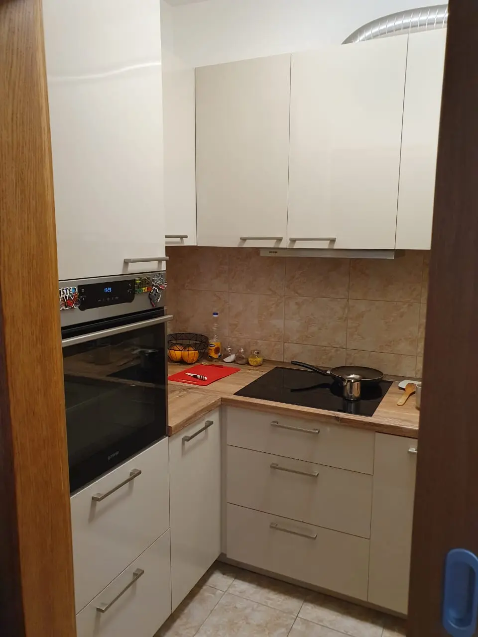 Kuhinja je u potpunosti odvojena od dnevnog boravka