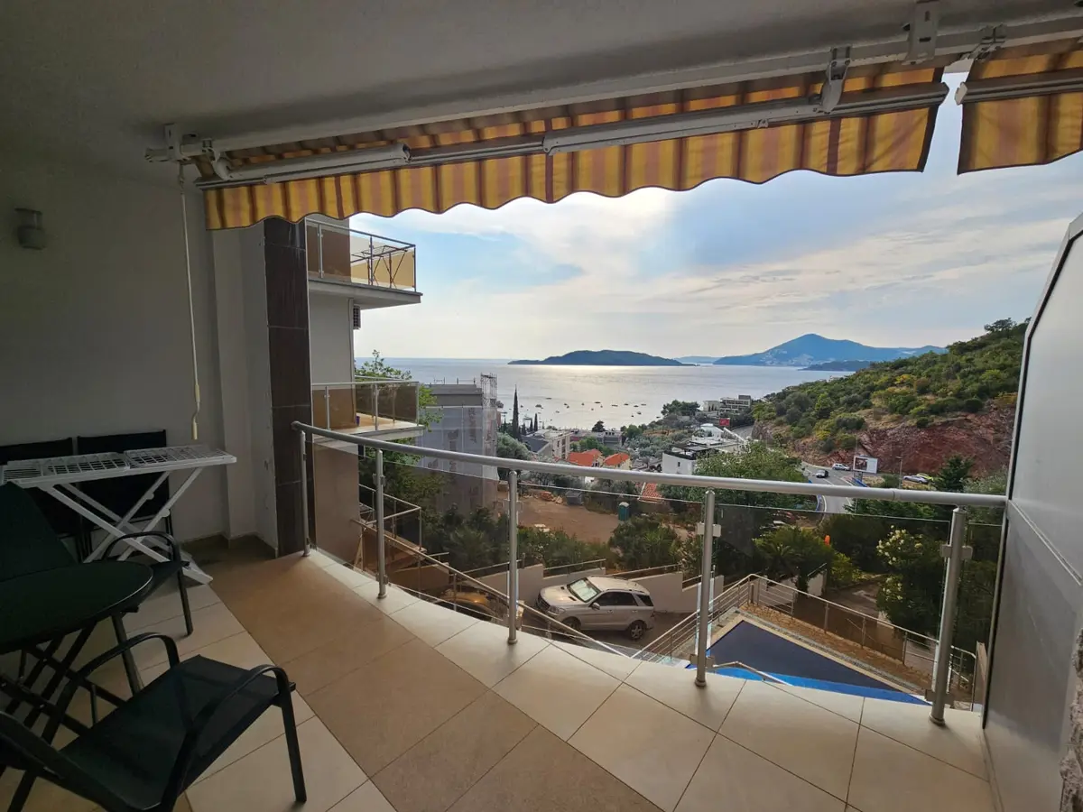 Terasa sa koje se pruza pogled na more