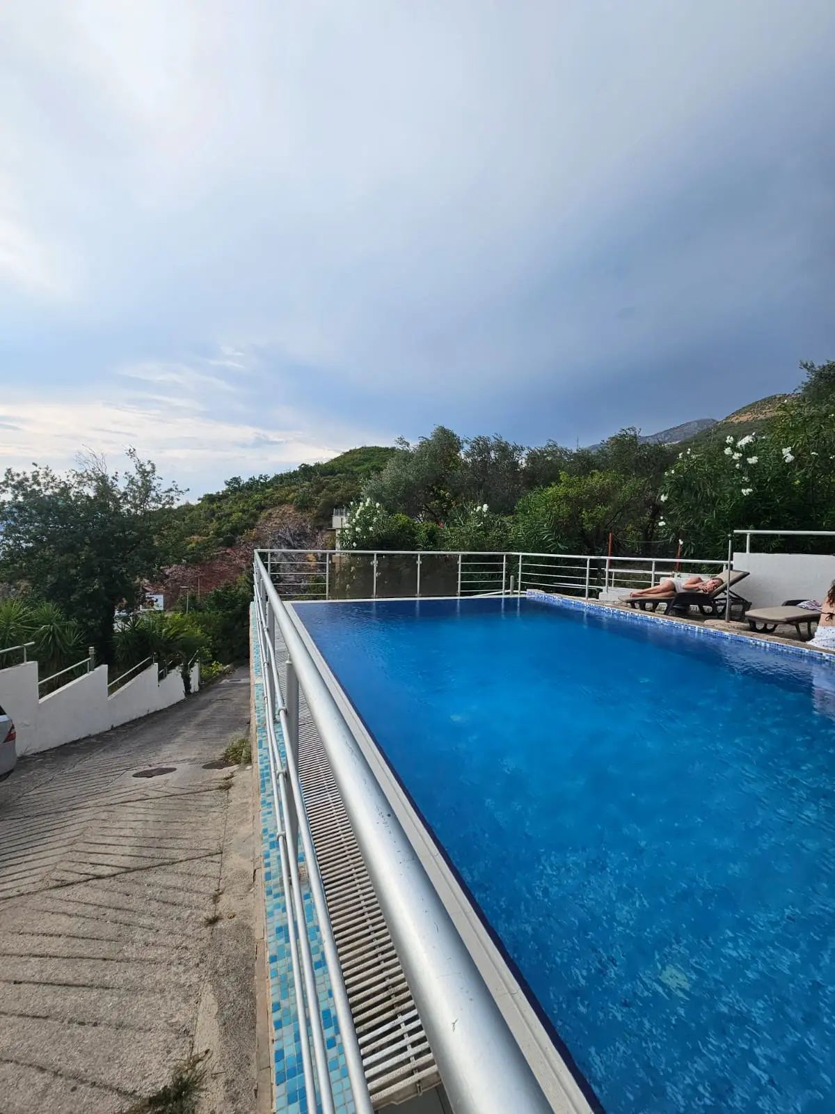 Zgrada u kojoj se stan nalazi posjeduje bazen