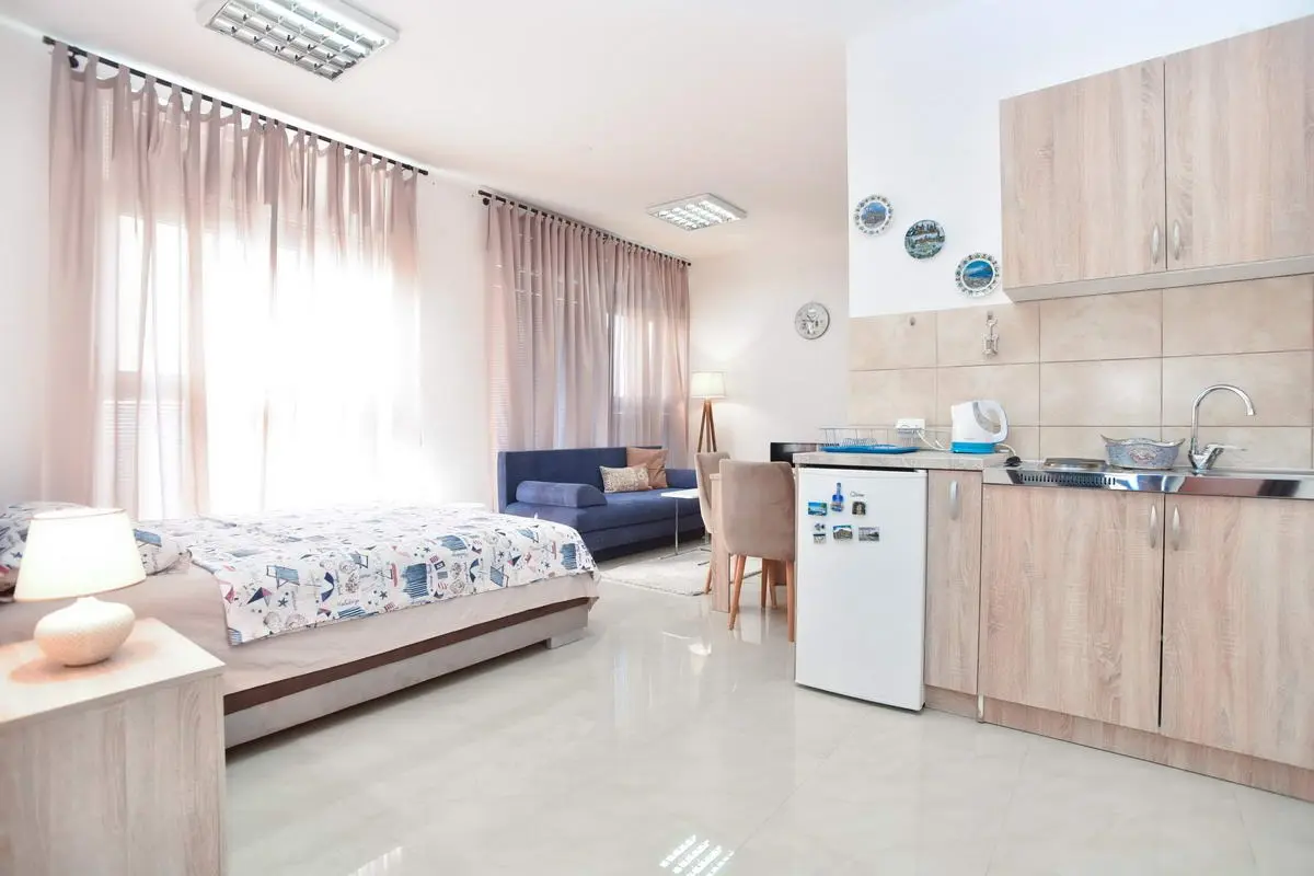 Garsonjera posmatrano sa ulaznih vrata