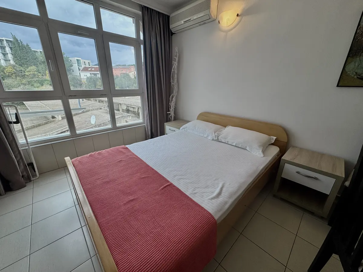 Dio dnevnog boravkau kom se nalazi bracni krevet