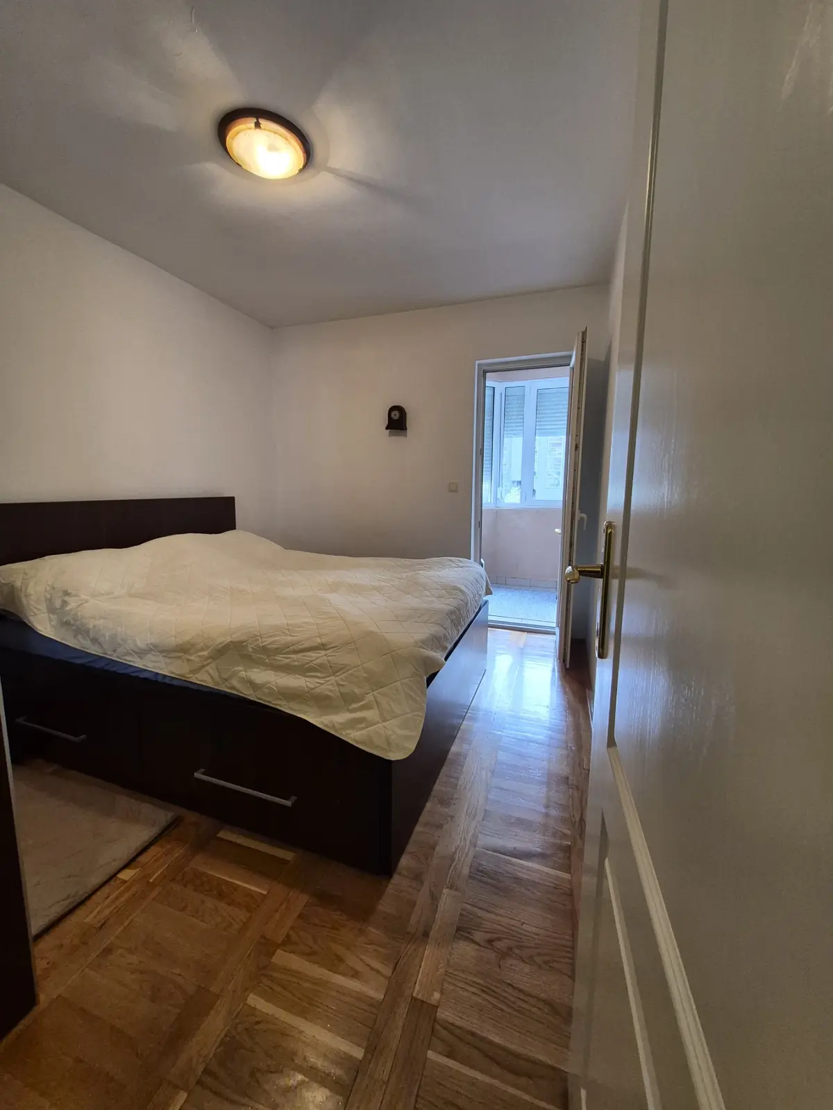 Spavaca soba posmatrano sa ulaznih vrata