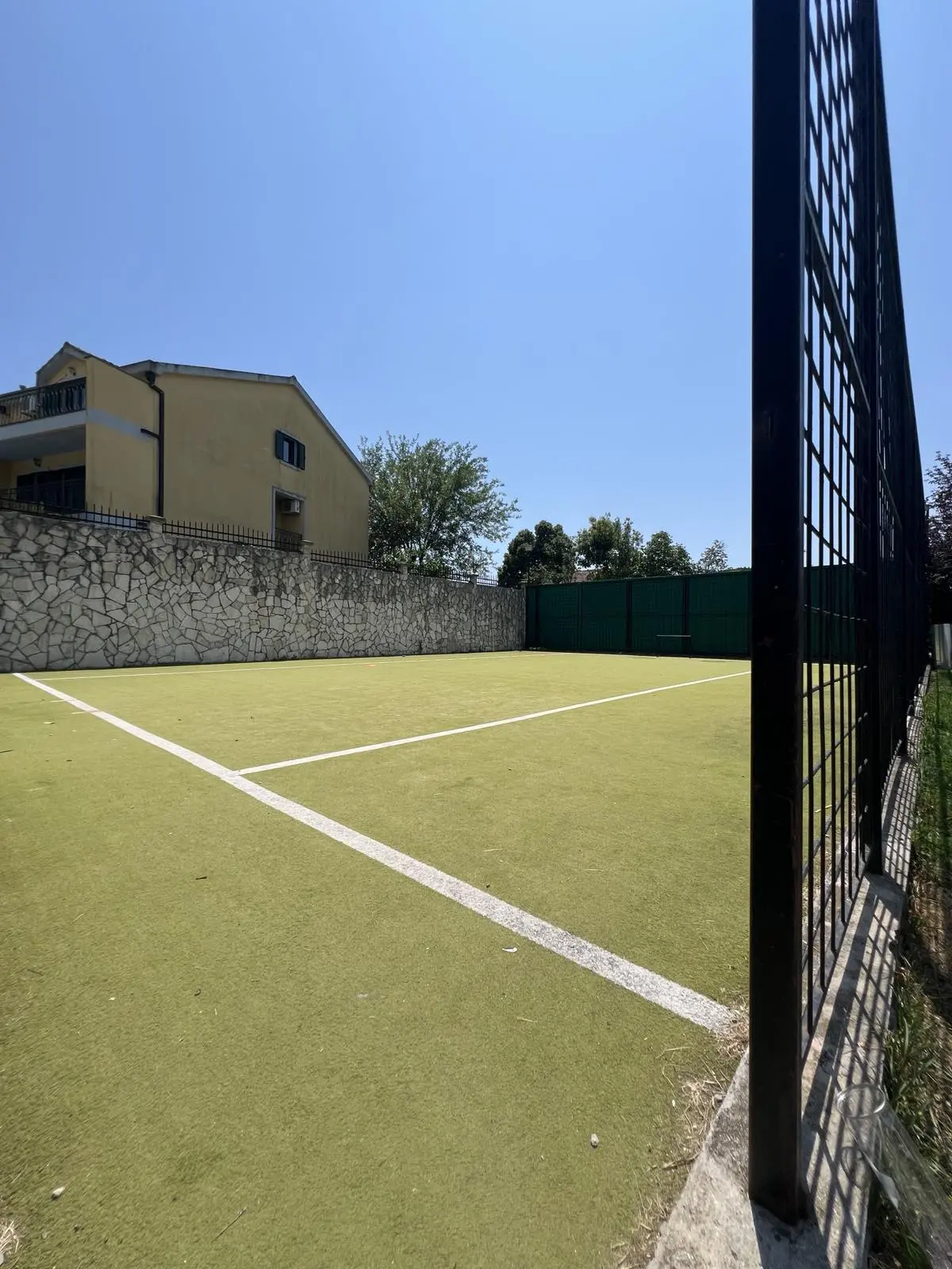 U okviru naseljase nalazi i sportski tereni