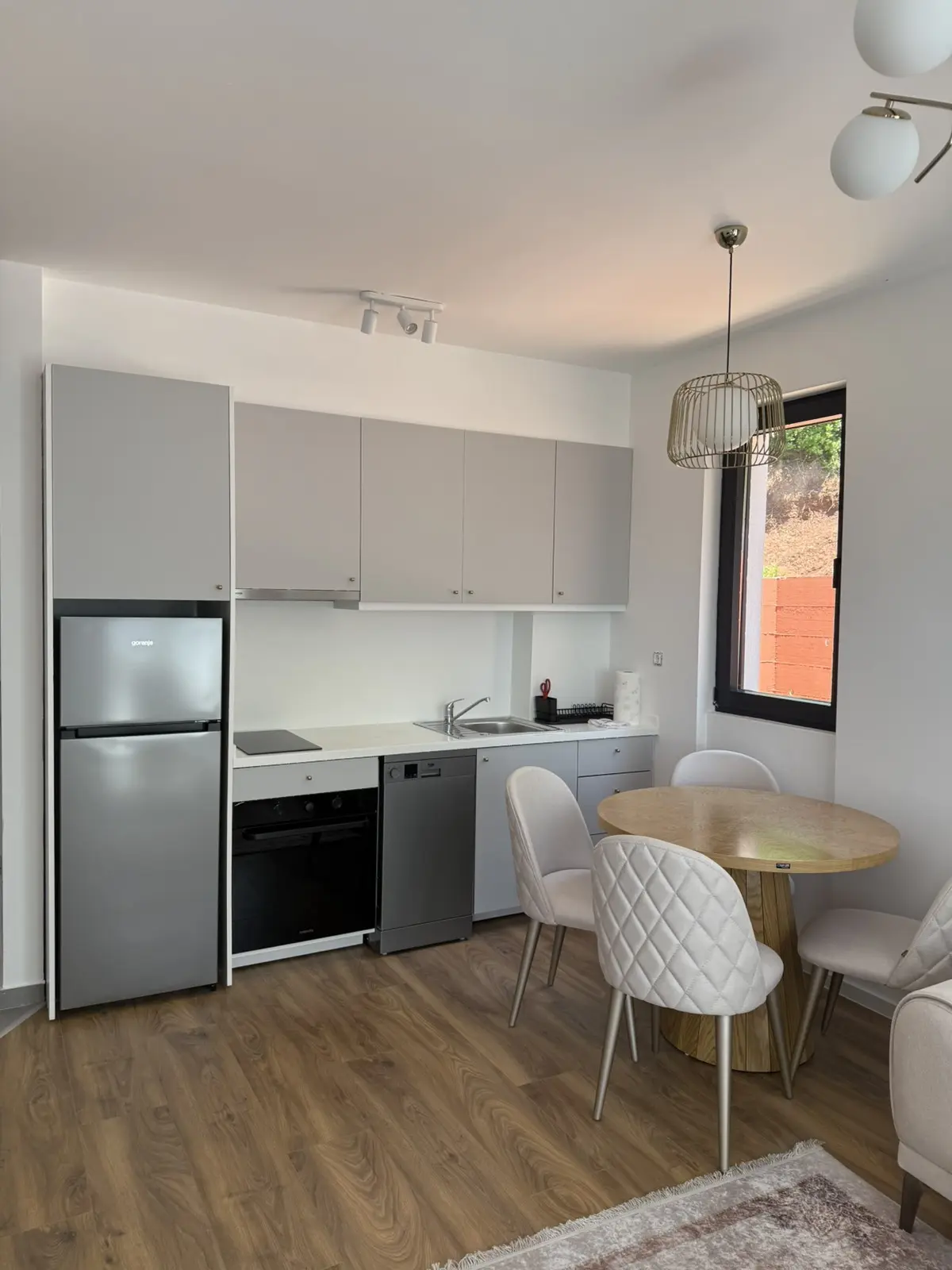 Kuhinja sa trpezarijom