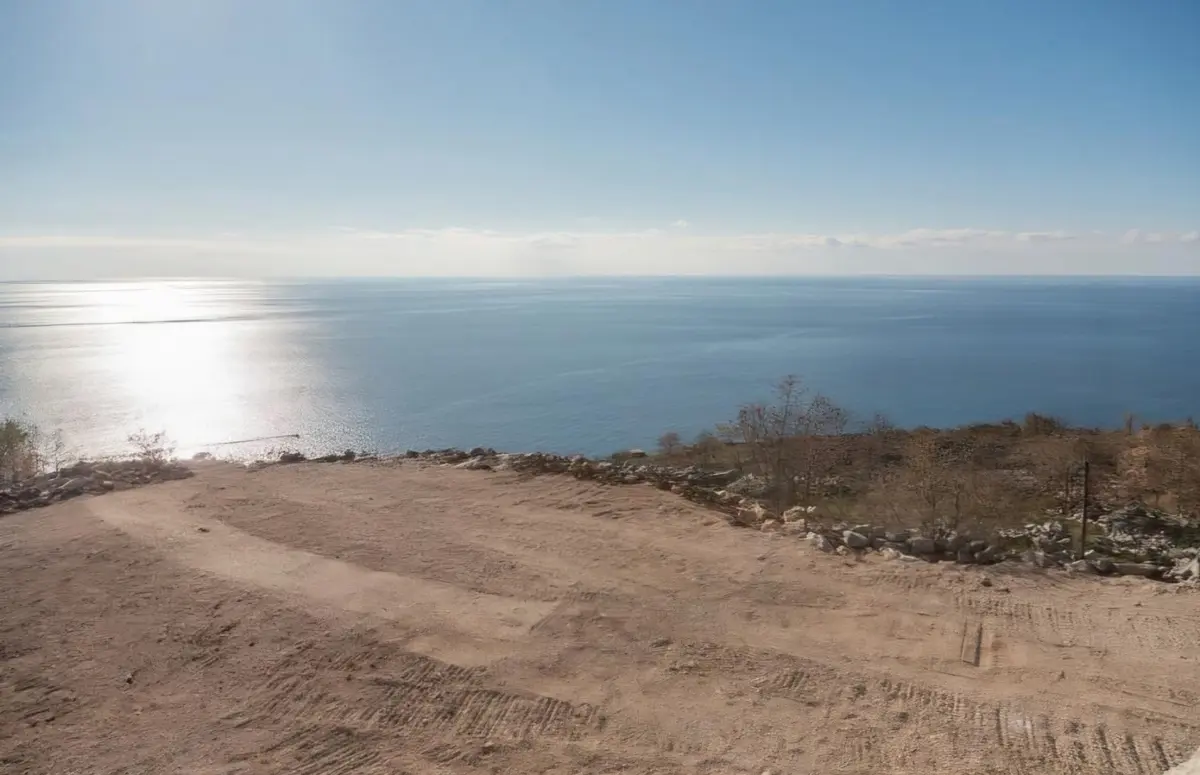Posjeduje dozvolu za izgradnju objekta bruto povrsine 2555m2