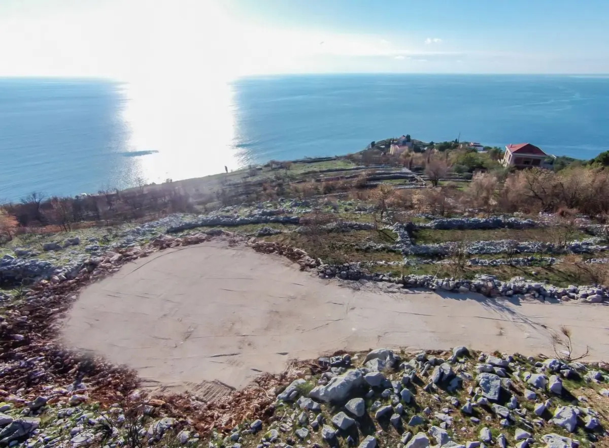 Zemljiste posjeduje panoramski pogled na more