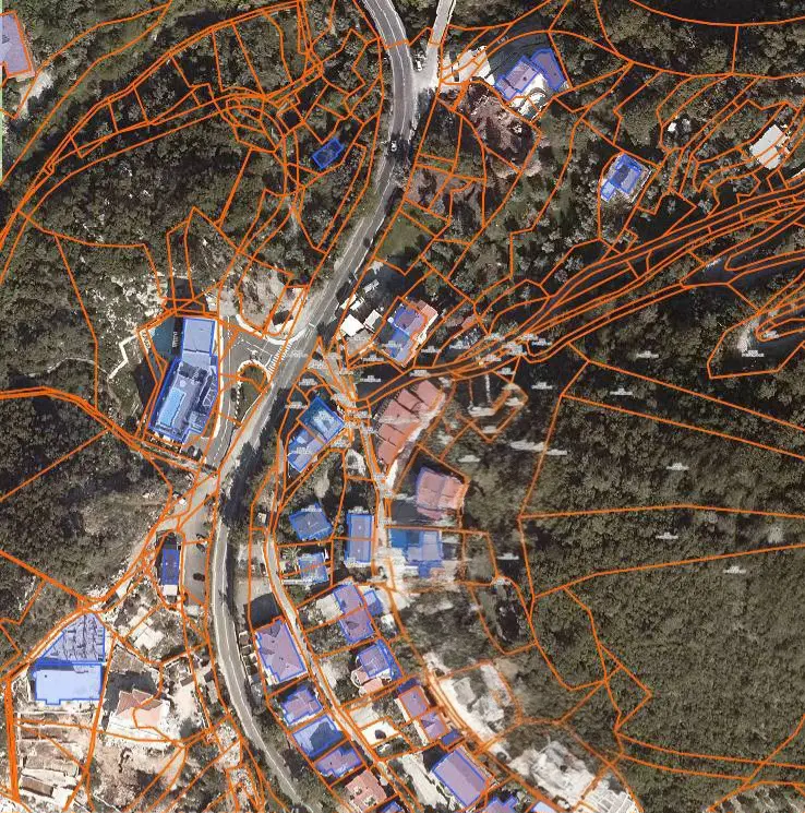 Zemljiste posjeduje panoramski pogled namore sa nulte kote